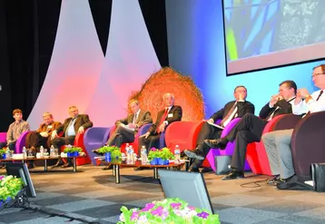 La tribune de l'assemblée générale avec notamment le ministre Bruno Le Maire et le président de la FNB Pierre Chevalier.