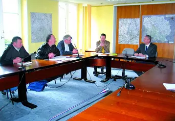 Les responsables laitiers de la FDSEA avec Didier Bayer, président (2e à gauche) en discussion avec Didier Kholler, directeur départemental des territoires et Hugues Moutouh, préfet de la Creuse.