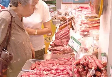 Vente de charcuterie dans une boutique chinoise.