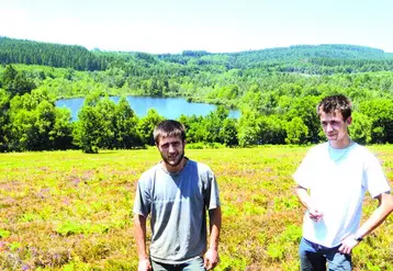 Pierre-François Leclère, à gauche, entretient depuis 3 ans la lande du Puy Lacroix situé au bord du lac de Vassivière.