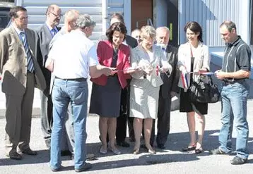 Evelyne Ratte, préfet du Limousin, Marie-Françoise Pérol-Dumont, présidente du conseil général de la Haute-Vienne, Andréa Soyer, conseillère régionale, inaugurent le nouvel abattoir.