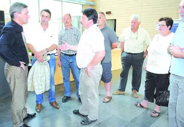 François Projetti, directeur régional de l’agriculture (chemise noire), en discussion avec Pascal Lerousseau (face à lui), responsable régional de la section bovine, accompagné notamment de Jean-Philippe Viollet (2e à gauche), président de la FRSEA Limousin et de Joseph Mousset (1er à droite), président de la FDSEA de la Haute-Vienne.