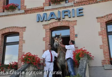 Si certains hommes montent les marches de l’assemblée nationale, les chevaux aussi savent monter les marches de la mairie de Cressat.