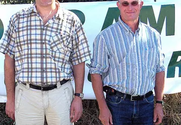 Pascal Devars (à gauche), conseiller à la chambre d'agriculture de la Creuse et Daniel Tixier, agriculteur, dont la ferme fait partie du réseau de ferme pilote du PSHF.