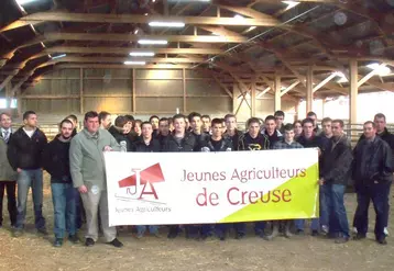 Les participants à la journée réunis avec les adhérents à Jeunes agriculteurs de Creuse et notamment Christophe Alabergère, président des Jeunes agriculteurs de Creuse (2e à droite).