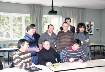 Les associés de la SARL lors de la signature au lycée d’Ahun.