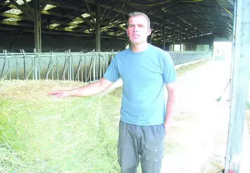 Guus Klein dans la stabulation qu’il a rénovée pour y mettre des logettes et des cornadis.