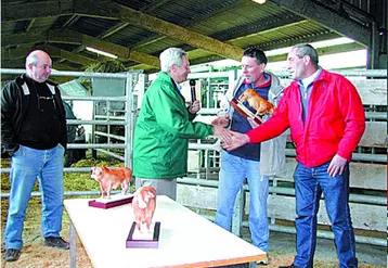 Un taureau en porcelaine a été remis aux éleveurs fidèles à Gévial par Bernard Roux, le président de France Limousin sélection et Paul Urbain, président de la coopérative Celmar et administrateur de Gevial.