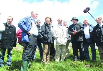 Chantal Jouanno, accompagnée de Pierre Chevalier, de représentants des éleveurs cantaliens et d’éleveurs eux-mêmes, a fait bonne impression lors de sa visite sur le thème pastoralisme et biodiversité.