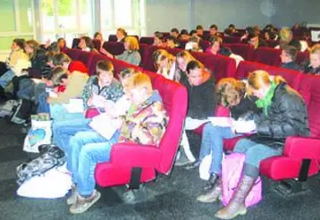 A l’auditorium du lycée d'Ahun, l’ensemble des participants ont été accueillis pour la présentation et l’organisation de la journée.