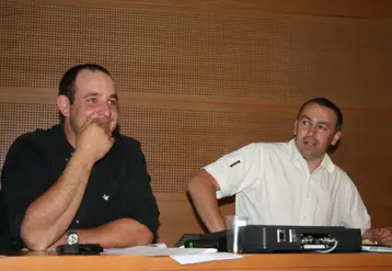 De gauche à droite : Fabien Anglade, président des JA Massif central et Yannick Fialip, président de la section régionale laitière.