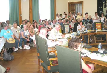 De nombreux membres de l’association de défense des services publics étaient présents afin de manifester leur opposition à la décision de fermer le service.