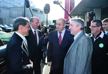 Dacian Ciolos à son arrivé au 47e SIA. Il est accueilli par Jean-Luc Poulain, président du SIA, Jean-Michel Lemétayer et Dominique Barraud.