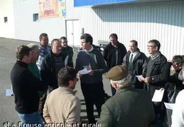 Les producteurs laitiers du Glac en pleine discussion avec M. Parreau, directeur de Leclerc à Ussel.