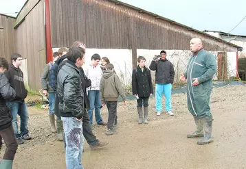 A l’automne dernier, Olivier Dumas, jeune agriculteur dans le canton de La Souterraine avait accueilli les élèves sur son exploitation pour une visite de celle-ci.