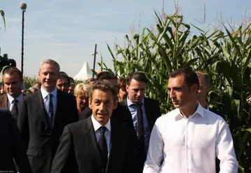 Nicolas Sarkozy en visite aux « Terres à l’envers ». À droite, chemise blanche, Jean-Michel Schaeffer, président de Jeunes Agriculteurs, et en arrière plan à gauche du président, Bruno Le Maire, ministre de l’agriculture.