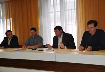 De gauche à droite : Jean Philippe Viollet, président de la chambre d'agriculture de la Creuse, Pascal Lerousseau, président de la FDSEA de la Creuse, Michel Masson, président de la FDSEA du Loiret, et Gérard d'Aubigny, secrétaire général de la FDSEA de la Creuse.