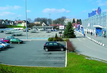 Le parking vide, ou presque, de Carrefour Guéret bloqué par les éleveurs porcins, en mars dernier. Alors qu’elles étaient réservées au départ, les grandes surfaces insistent sur le bon fonctionnement de l’observatoire des prix et des marges.