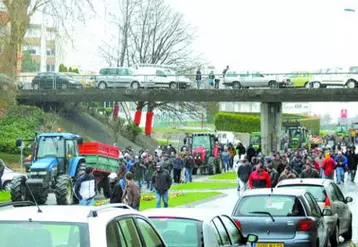 Près de 700 agriculteurs…