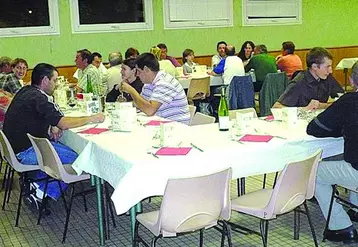 Pour clôturer de façon conviviale cette réunion, un vin d'honneur et un repas ont réuni les adhérents, les salariés et l'ensemble des participants.