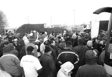 A l’appel des FDSEA du Centre et de la Sarthe et des JA, plus de 500 agriculteurs ont organisé des barrages filtrants sur les voies d’accès du site où il s’est rendu.