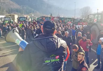 Manifestation des agriculteurs dans toute la France avec tracteurs et blocage des routes pour exiger moins de normes et plus de prix en Savoie.