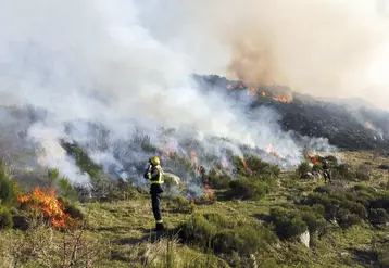 Brûlage pastoral en cours sur une parcelle, sous les yeux d'un pompier de l'UISSC7.