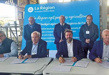 La Région Auvergne-Rhône-Alpes réengage un plan de soutien pour la filière bovin lait doté de 9,8 millions d’euros sur cinq ans, signé le 20 octobre au centre d’élevage de Poisy (Haute-Savoie).