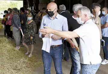 Les députés aveyronnais échangent avec les agriculteurs jeudi 3 juin au Gaec des Belles Vaches.