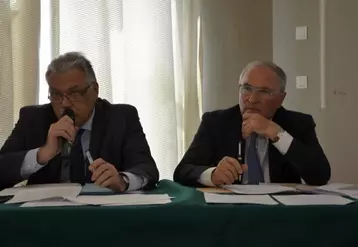 À gauche, Hervé Malherbe, préfet de Lozère et Jacques Blanc, président de l'AMF48.