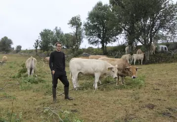 Associé avec son frère et sa mère en Gaec, David Cayrel produit entre 40 et 50 fleur d’Aubrac par an.