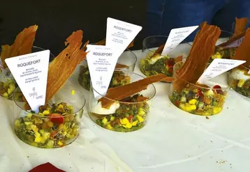 Il y en avait pour tous les goûts samedi 10 juin à Roquefort-sur-Soulzon pour fêter le roi des fromages. Cuisiné avec des fruits, des légumes, des épices, de la viande, du poisson, des fruits de mer... le Roquefort a remporté tous les suffrages auprès des milliers de visiteurs venus à la rencontre des acteurs de la filière de la plus vieille AOP de France.