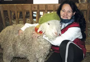 Sandra Hobeniche affectionne et bichonne ses chèvres et tout particulièrement Zaza, l’égérie de toutes les collections.
