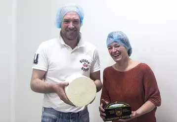 Productrice du premier Bleu des causses au lait cru fermier, Aurélie et son mari Vincent Bouquet espèrent tracer la voie pour le développement de cette production dans la zone AOP.