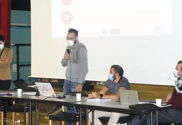 La présentation de la restitution du diagnostic territorial dans le cadre du PTECA par le Syndicat mixte d’aménagement et de gestion de l’Aubrac, avec un représentant de Lozère énergie (au milieu) et celui du bureau d’étude de Solagro (à droite).