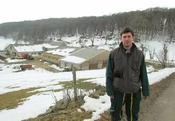 Bertrand Laurens devant son exploitation, près de Saint-Laurent-de-Muret.