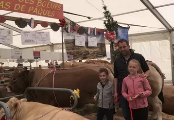 Le Gaec La Baraque de la Motte, remporte le prix de festival pour la meilleure génisse Bœuf fermier Aubrac.