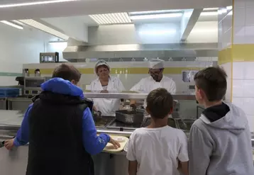 Jeudi dernier, les élèves du collège du Haut-Gévaudan de Saint-Chély-d’Apcher ont pu profiter d’un repas 100 % local.