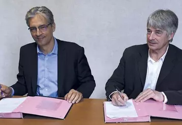 Président de la commission eau, AEP et environnement, Bernard Palpacuer a signé l'accord-cadre avec Dominique Colin, directeur régional de l'agence de l'eau RMC.