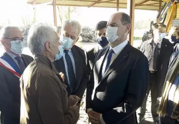 Jean Castex en discussion avec Jean-Paul Dauge, agriculteur retraité, aux côtés du maire de Luzillat, Claude Raynaud, André Chassaigne et Julien Denormandie.
