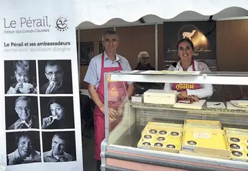 Jean-François Dombre et Sophie Lucas de l’Association de défense et de promotion du fromage de brebis Pérail.
