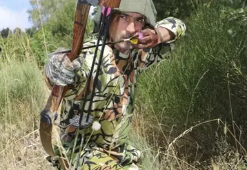 Stéphane Dessertine à l'affût avec son longbow