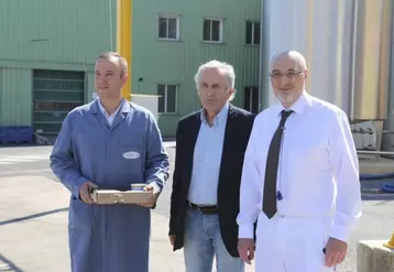 Philippe Carrière, responsable de l’exploitation de Saint-Georges de Luzençon, Jean-Paul Pourquier, maire du Massegros et Daniel Bertrand, directeur de l’usine.