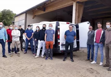 Une quinzaine d'agriculteurs utilisent le nouveau camion frigo acheté en commun, sur le Sévéragais, pour assurer les livraisons de leurs produits vendus en direct.