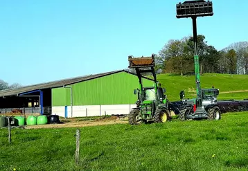 En 2021, la chambre d'agriculture de la Corrèze, la chambre d'agriculture de la Creuse et la chambre d'agriculture régionale ont organisé un essai comparatif entre un tracteur chargeur et un télescopique.