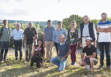 Les membres du jury et les concurrents sont réunis à Nasbinals pour la remise des prix du concours des pratiques agro-écologiques.