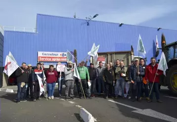 Le réseau FRSEA et JA Auvergne-Rhône-Alpes a mobilisé ses troupes mardi 21 février. 300 personnes accompagnées de 150 tracteurs ont, de manière concomitante à Lyon et à Clermont-Ferrand, donné de la voix pour exiger de la clarté et du courage politique de la part de l’État.