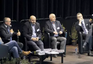 L’organisation collective des producteurs était au cœur des discussions du congrès de la FNB à Anse. Ici une table ronde animée par le journaliste Pascal Berthelot.