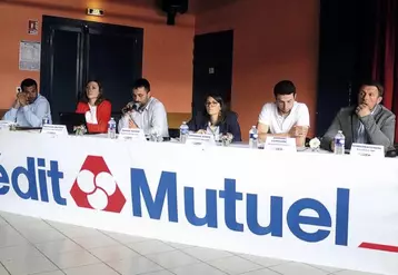 De gauche à droite : Thomas Comby, président de l’Ajec Loire ; Mathilde Buteau, secrétaire de l’Ajec nationale ; Damien Thomas, président ; Amandine Comte, trésorière ; Anthony Lemasson, responsable taureaux ; Sébastien Cluzel, président du Herd book charolais.