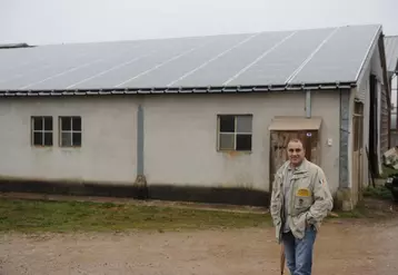 Bruno Vezinhet devant ses panneaux photovoltaïques à Recoules de l'Hom.